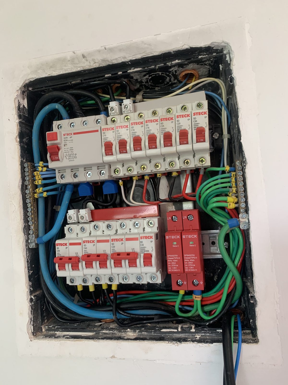 Quadro de disjuntores com DPS instalado